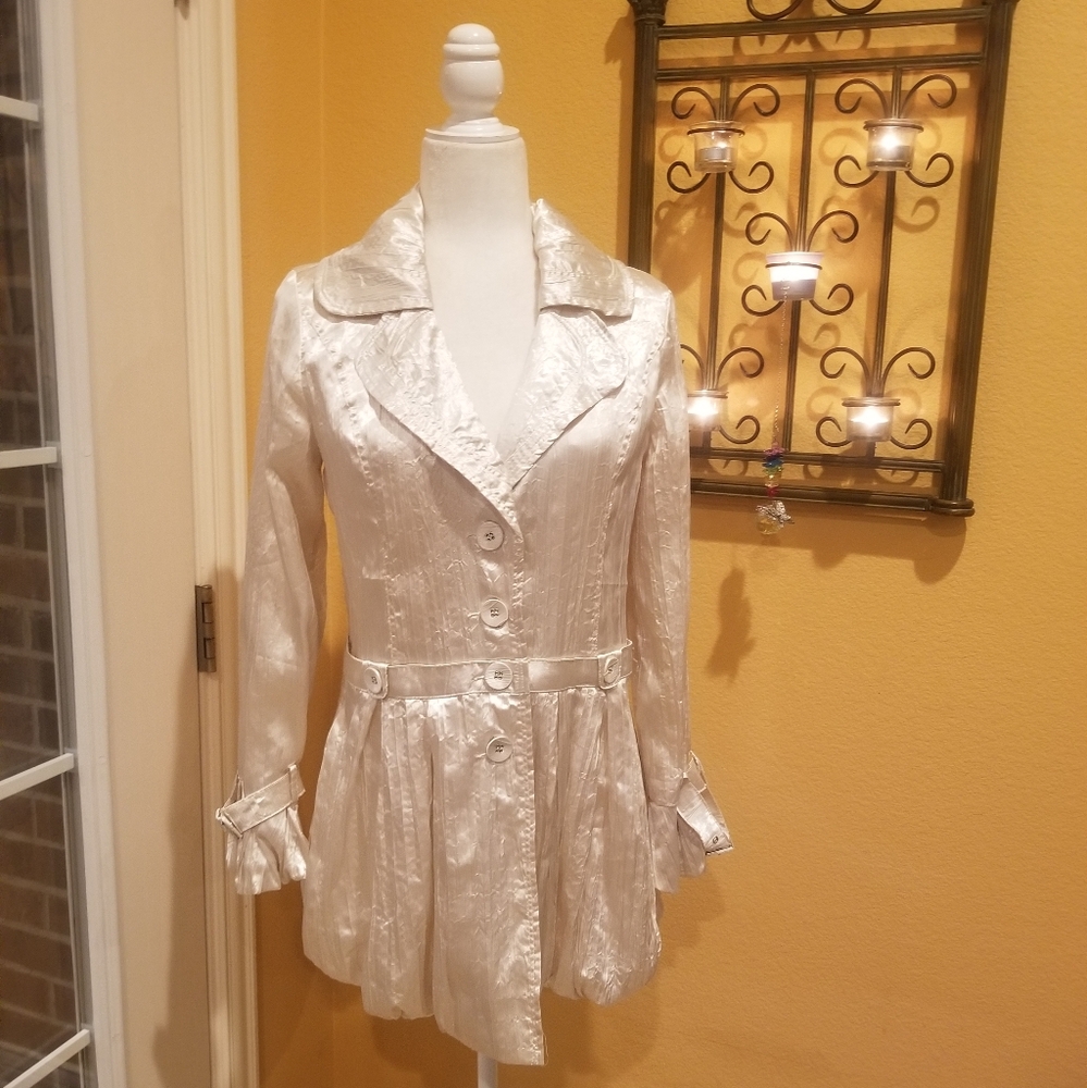 Carmin Los Angeles Elegant Shimmering White Coat